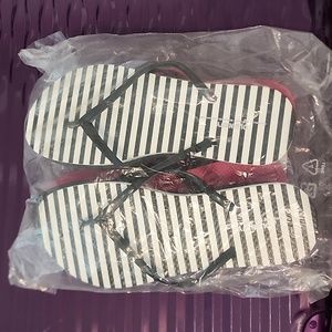 3 pack women Old Navy flip flops
